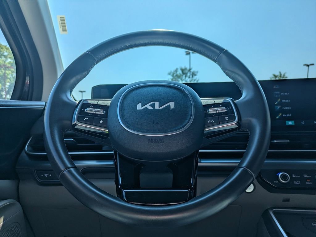 Used 2025 Kia Carnival FWD image 19