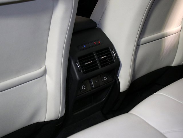 Used 2023 Land Rover Discovery Sport SE image 16