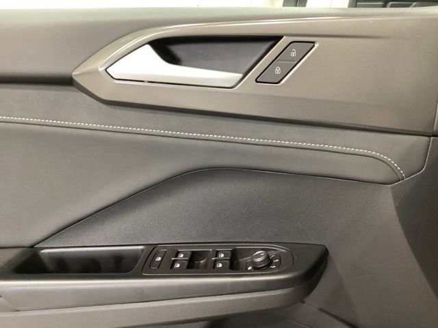 Used 2025 Volkswagen Taos SE image 11