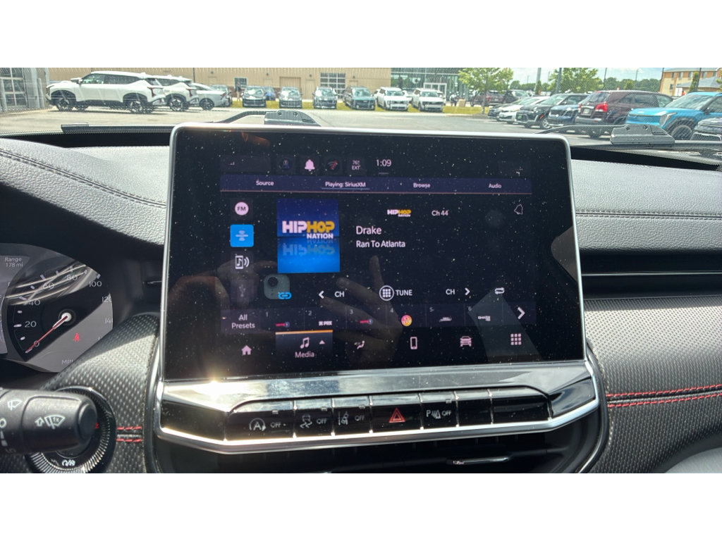 Used 2025 Jeep Compass Trailhawk AWD/4WD image 14