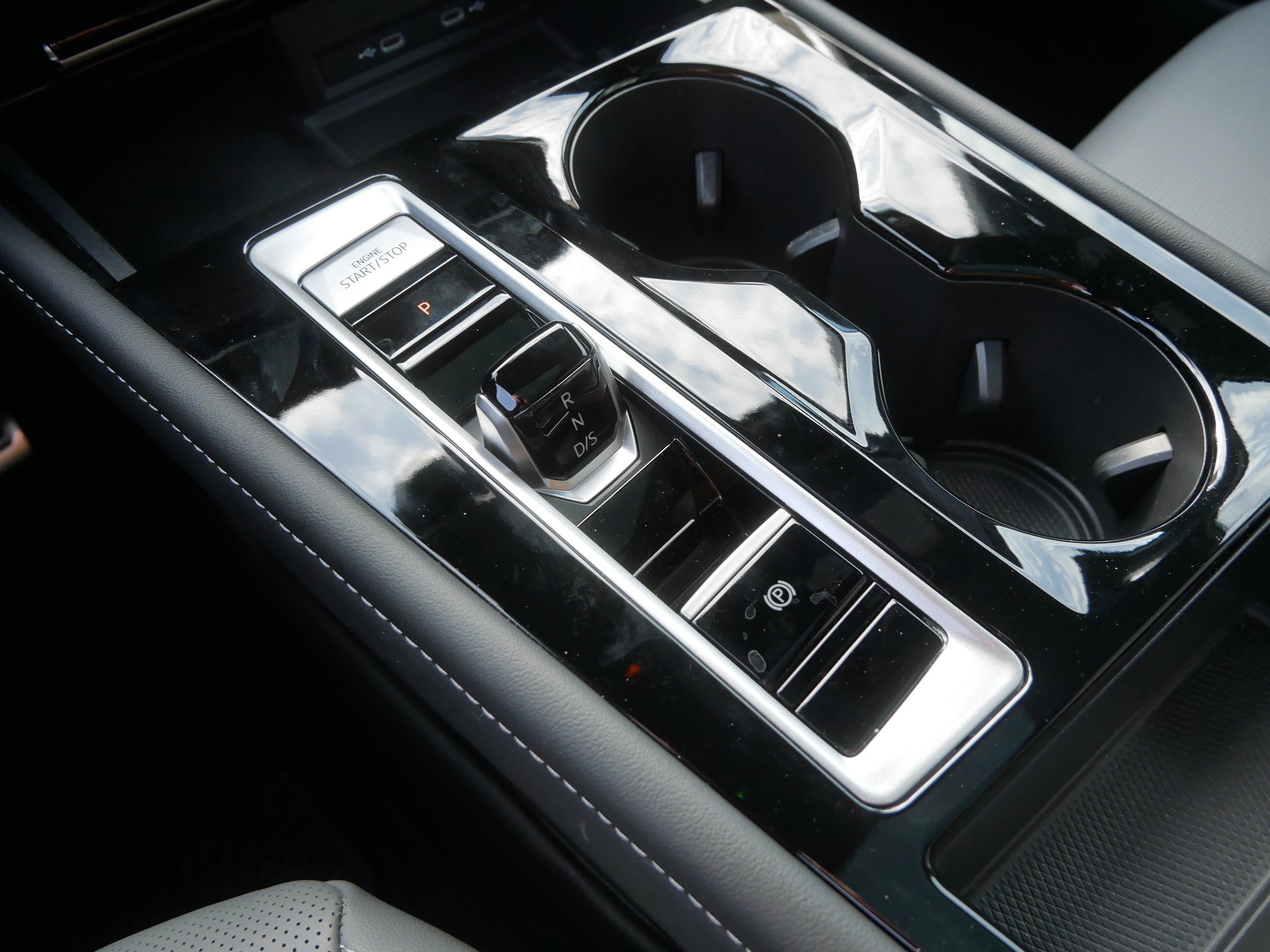 Used 2024 Volkswagen Atlas Cross Sport SEL R-Line image 28