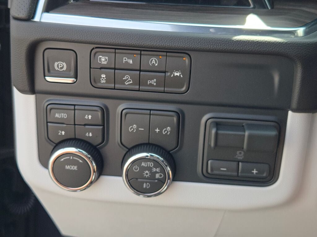 Used 2026 Chevrolet Suburban Premier AWD/4WD image 31