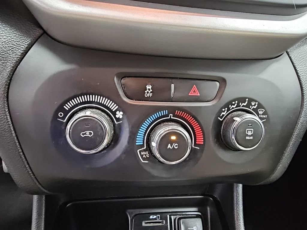 Used 2016 Jeep Cherokee Sport image 18