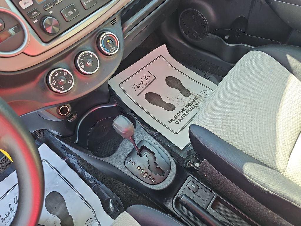 Used 2012 Toyota Yaris L image 24