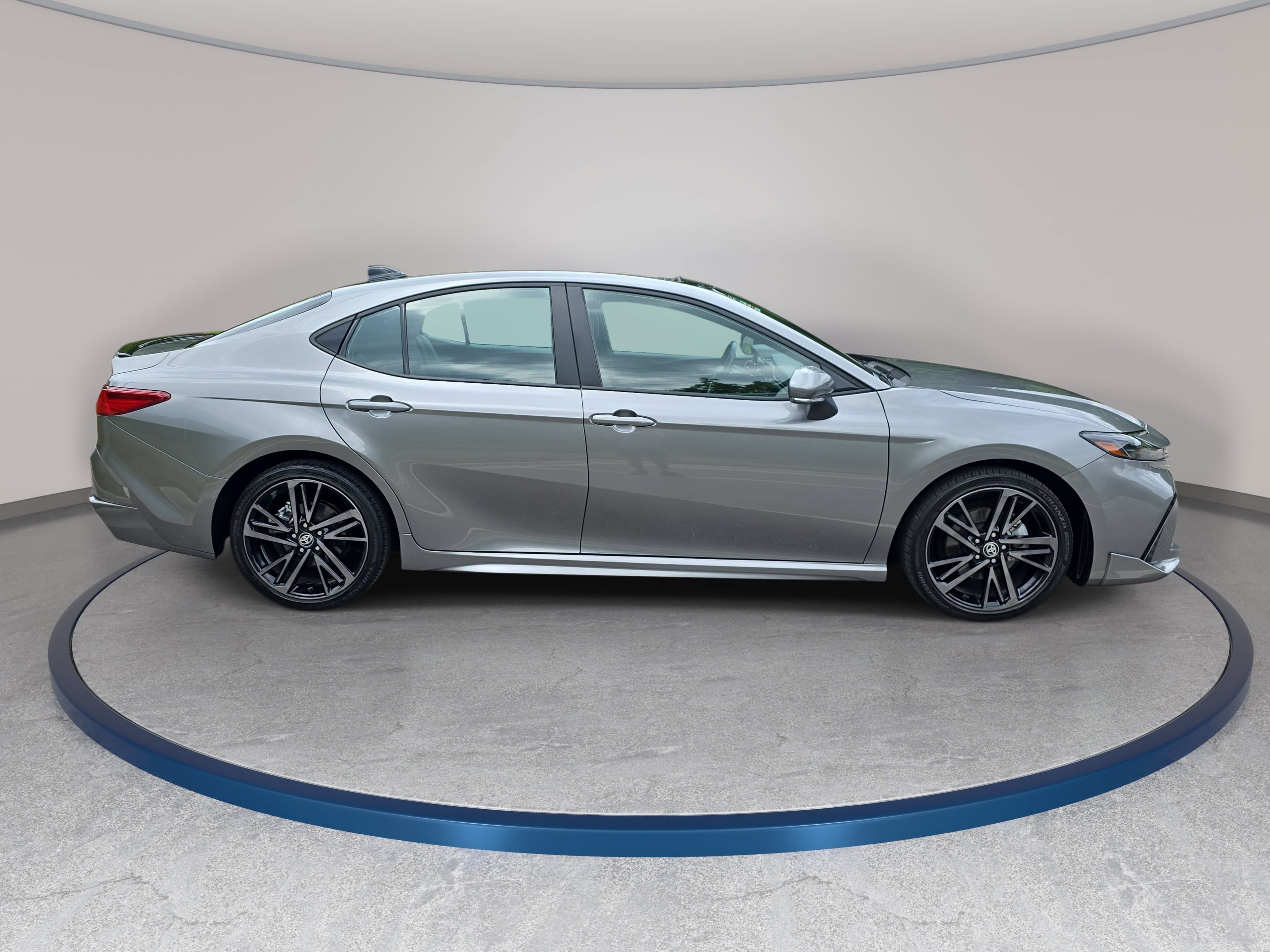 Used 2025 Toyota Camry XSE FWD image 4