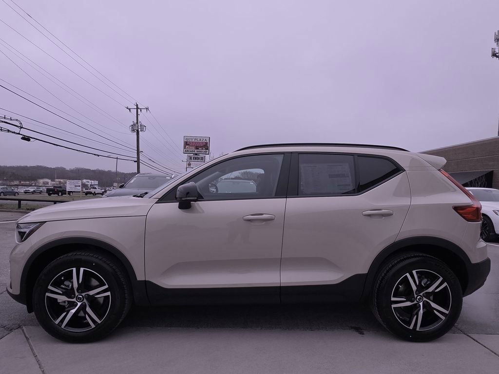 New 2026 Volvo XC40 B5 Core w/ Protection Package image 8