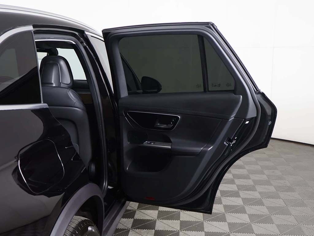 Used 2025 Mercedes-Benz GLC 350e 4MATIC image 23