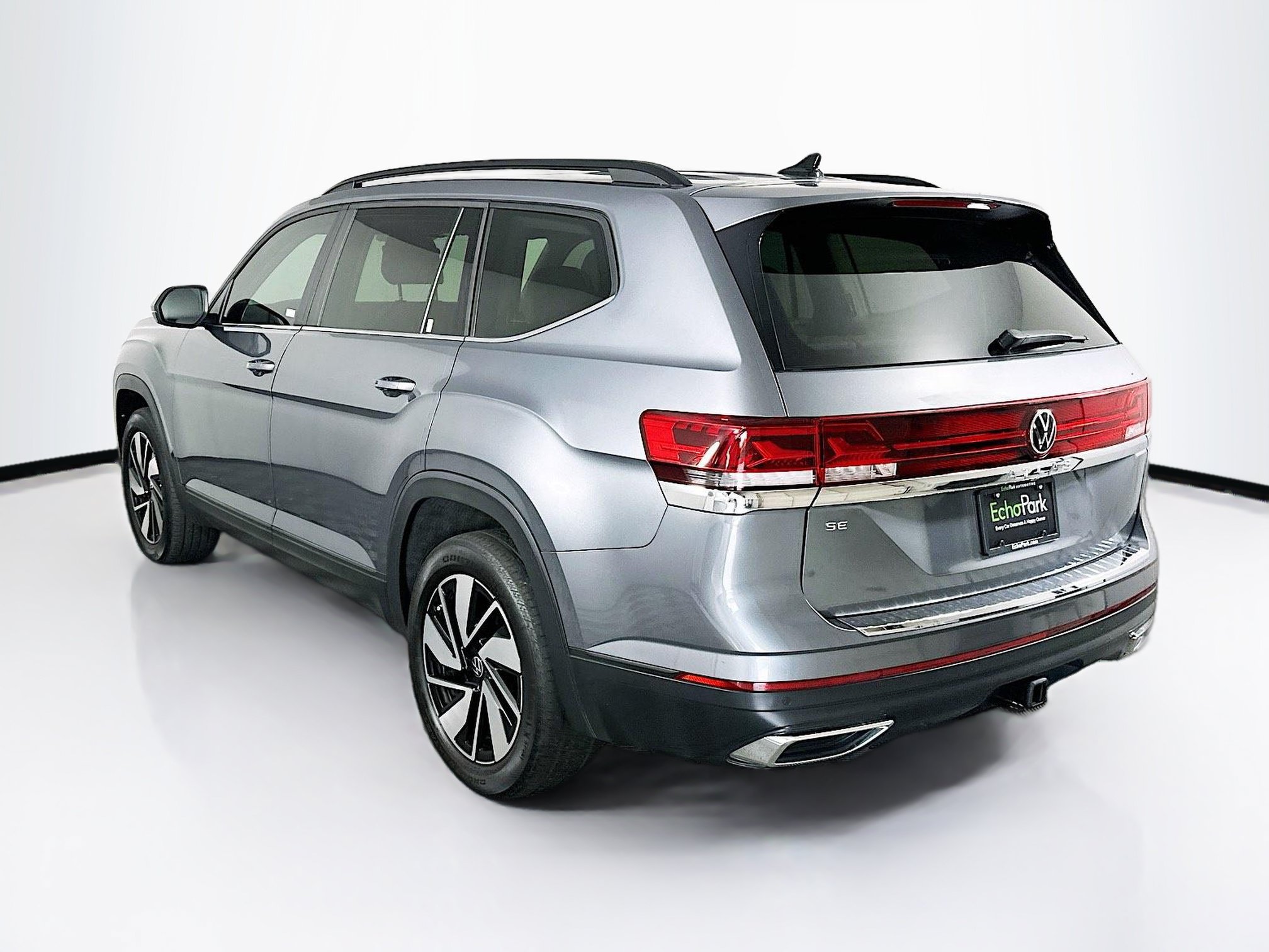 Used 2024 Volkswagen Atlas SE w/ Panoramic Sunroof Package FWD image 5