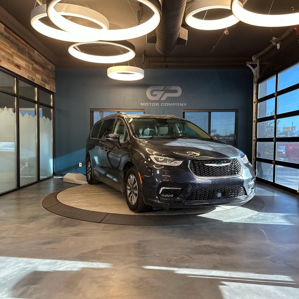 Used 2021 Chrysler Pacifica Touring-L FWD image 1