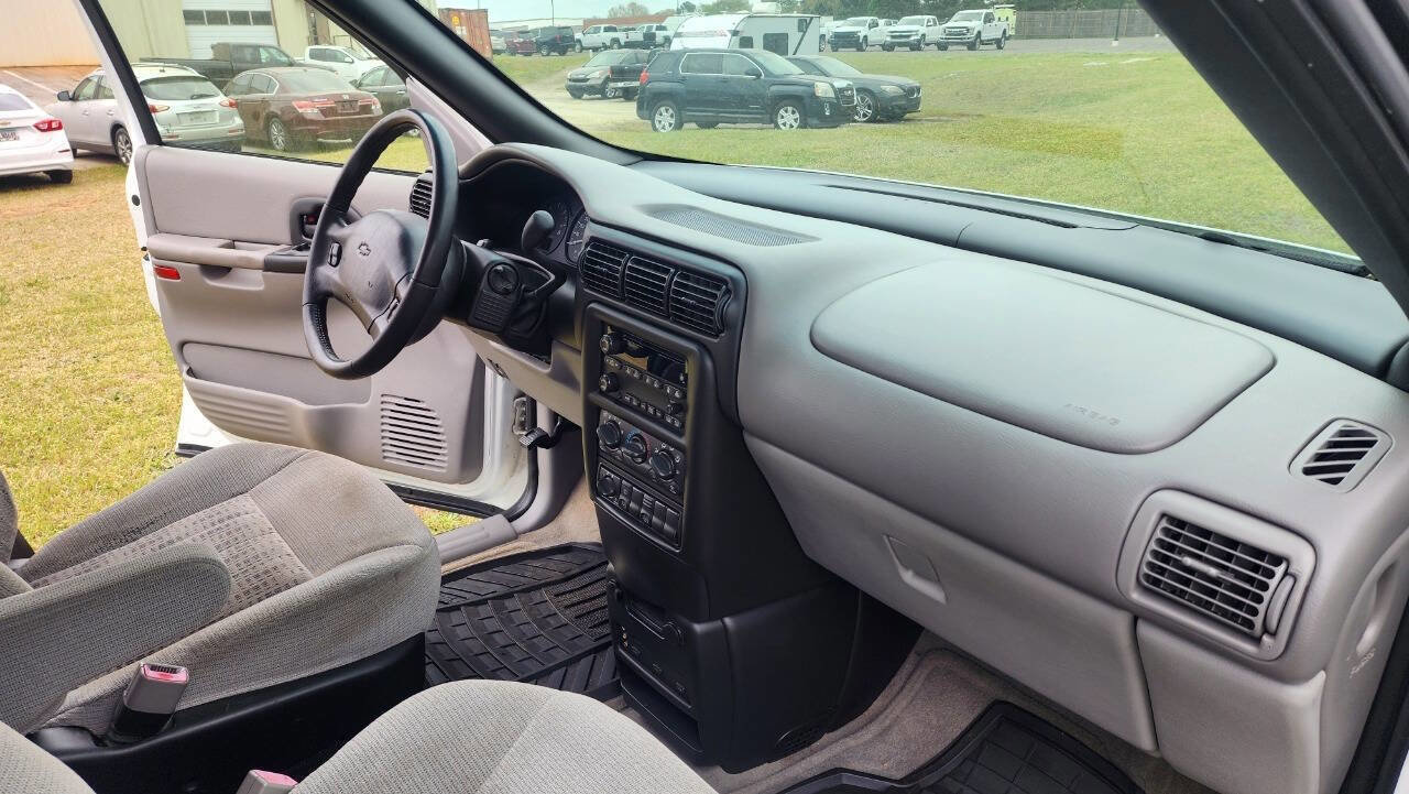 Used 2004 Chevrolet Venture LT FWD image 26
