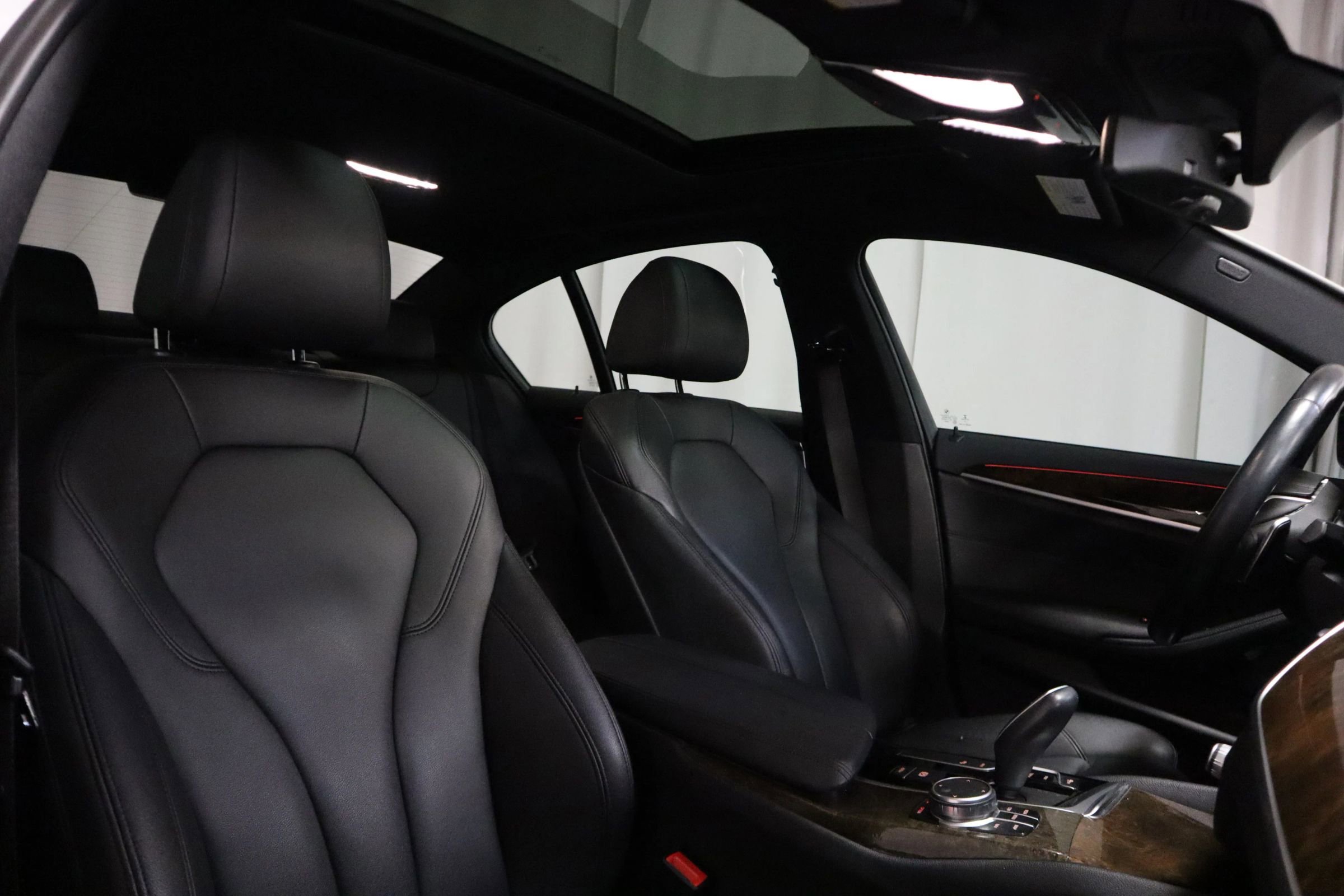 Used 2019 BMW 530e w/ Convenience Package image 17