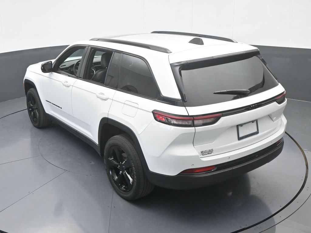Used 2023 Jeep Grand Cherokee Altitude image 13