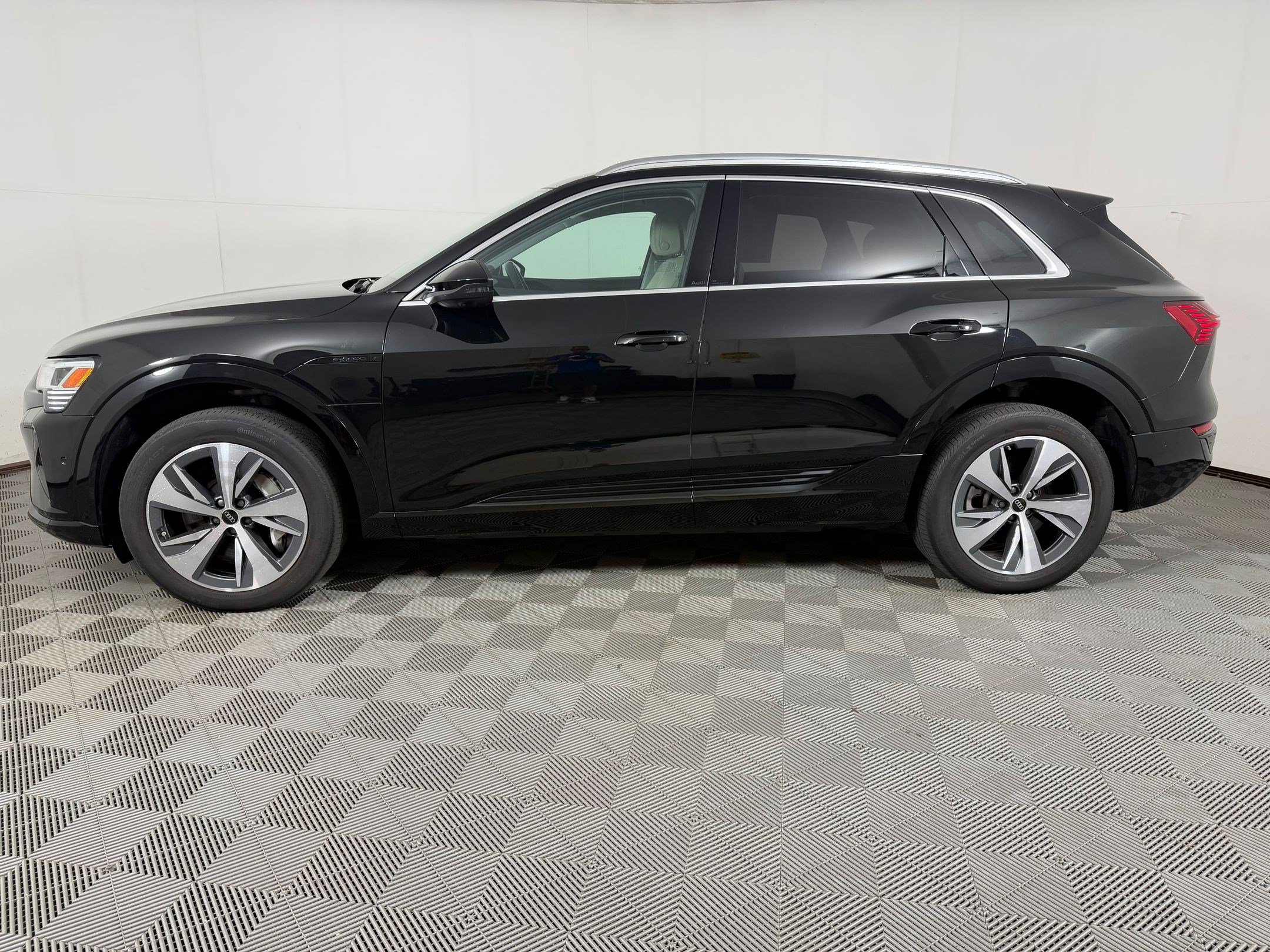 Certified 2024 Audi Q8 e-tron Premium Plus w/ Premium Plus Package AWD/4WD image 2