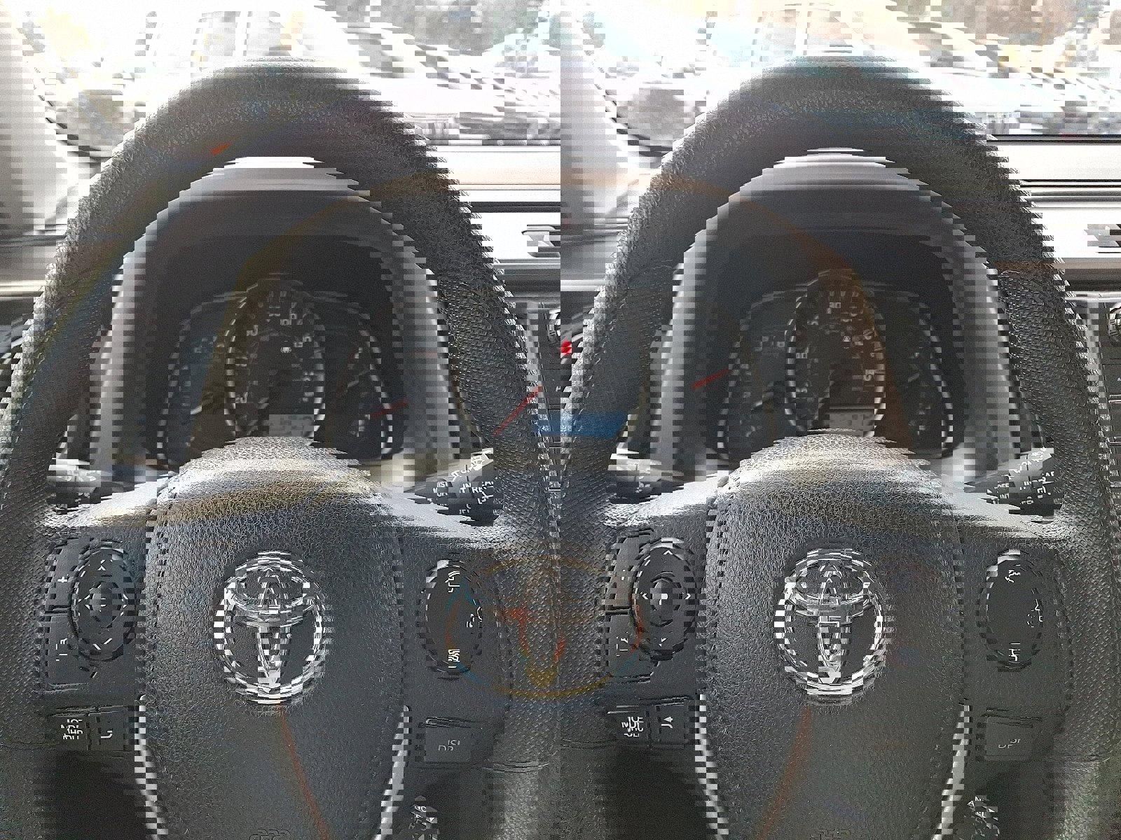 Used 2015 Toyota RAV4 LE image 18