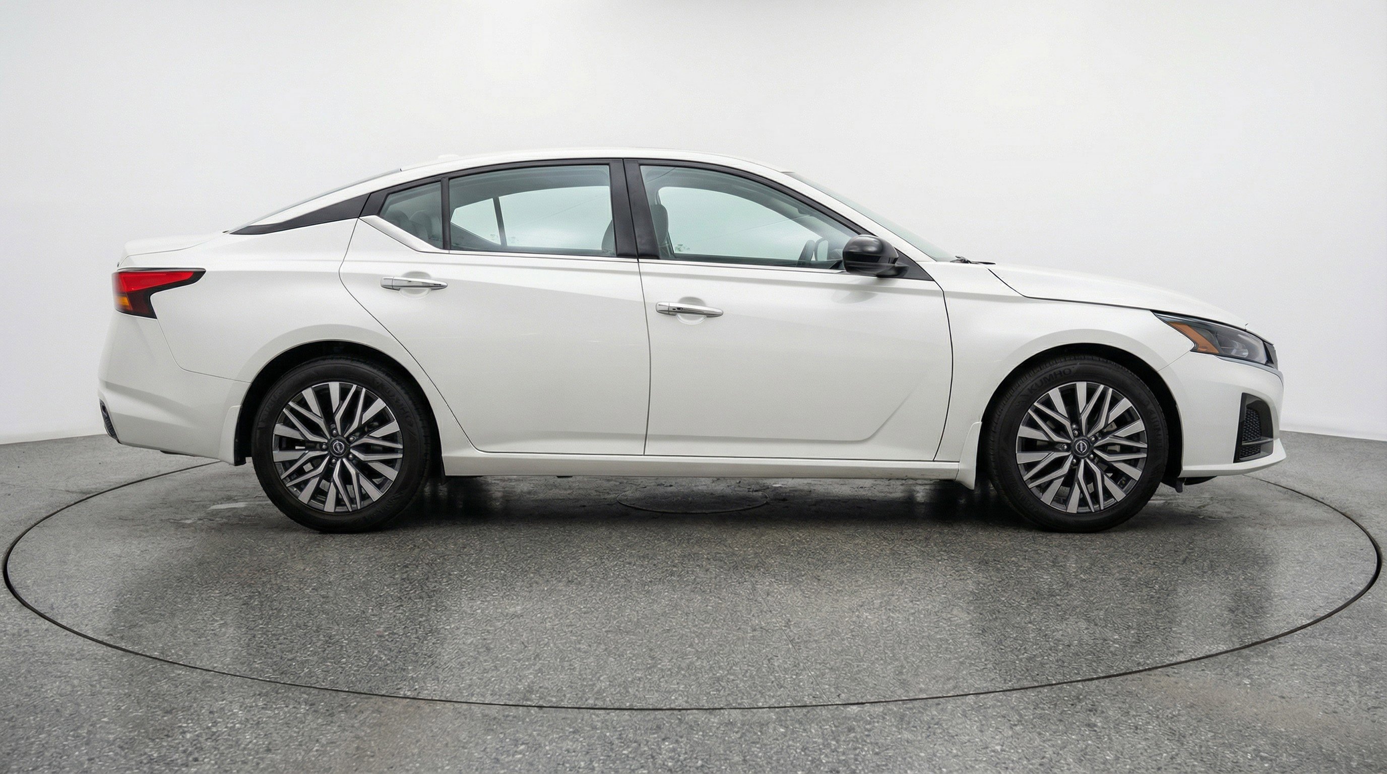 Used 2025 Nissan Altima 2.5 SV image 11