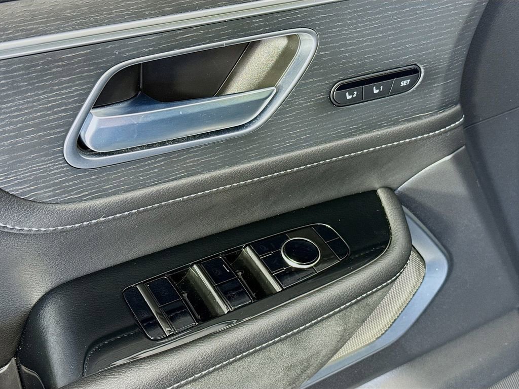 Used 2025 INFINITI QX80 Sensory image 18