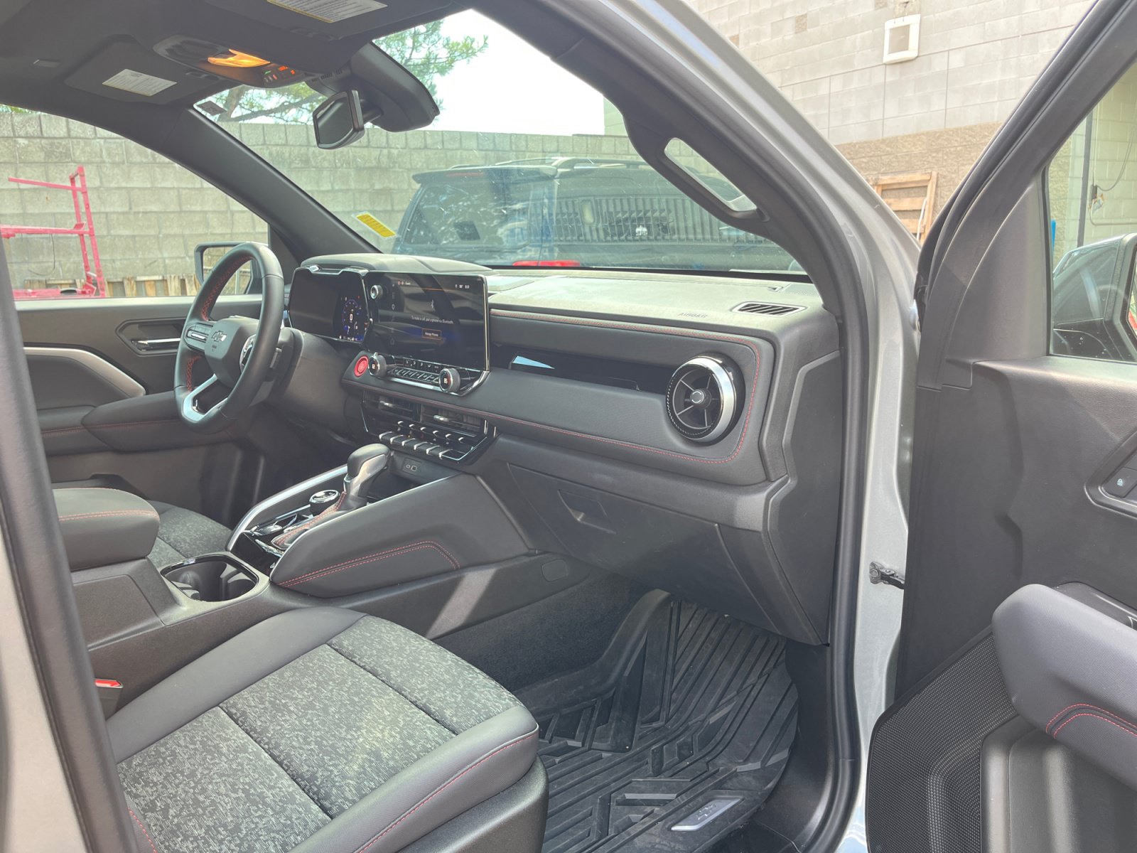Used 2025 Chevrolet Colorado Z71 w/ Technology Package AWD/4WD image 26