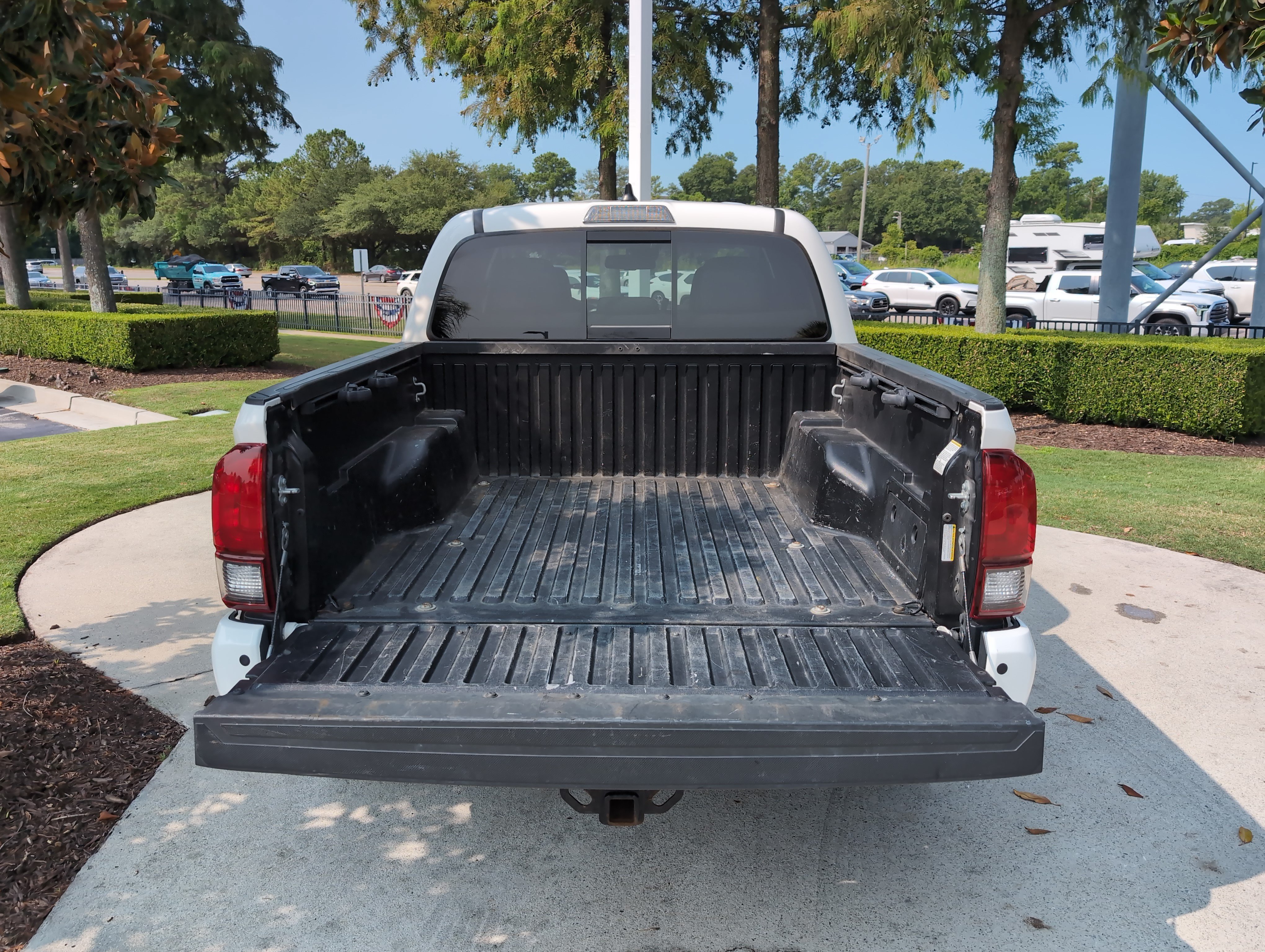 Used 2023 Toyota Tacoma SR5 AWD/4WD image 31