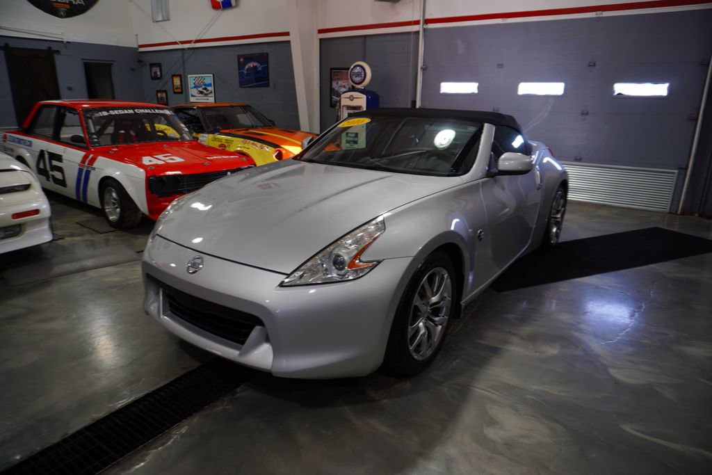 Used 2010 Nissan 370Z Touring image 3