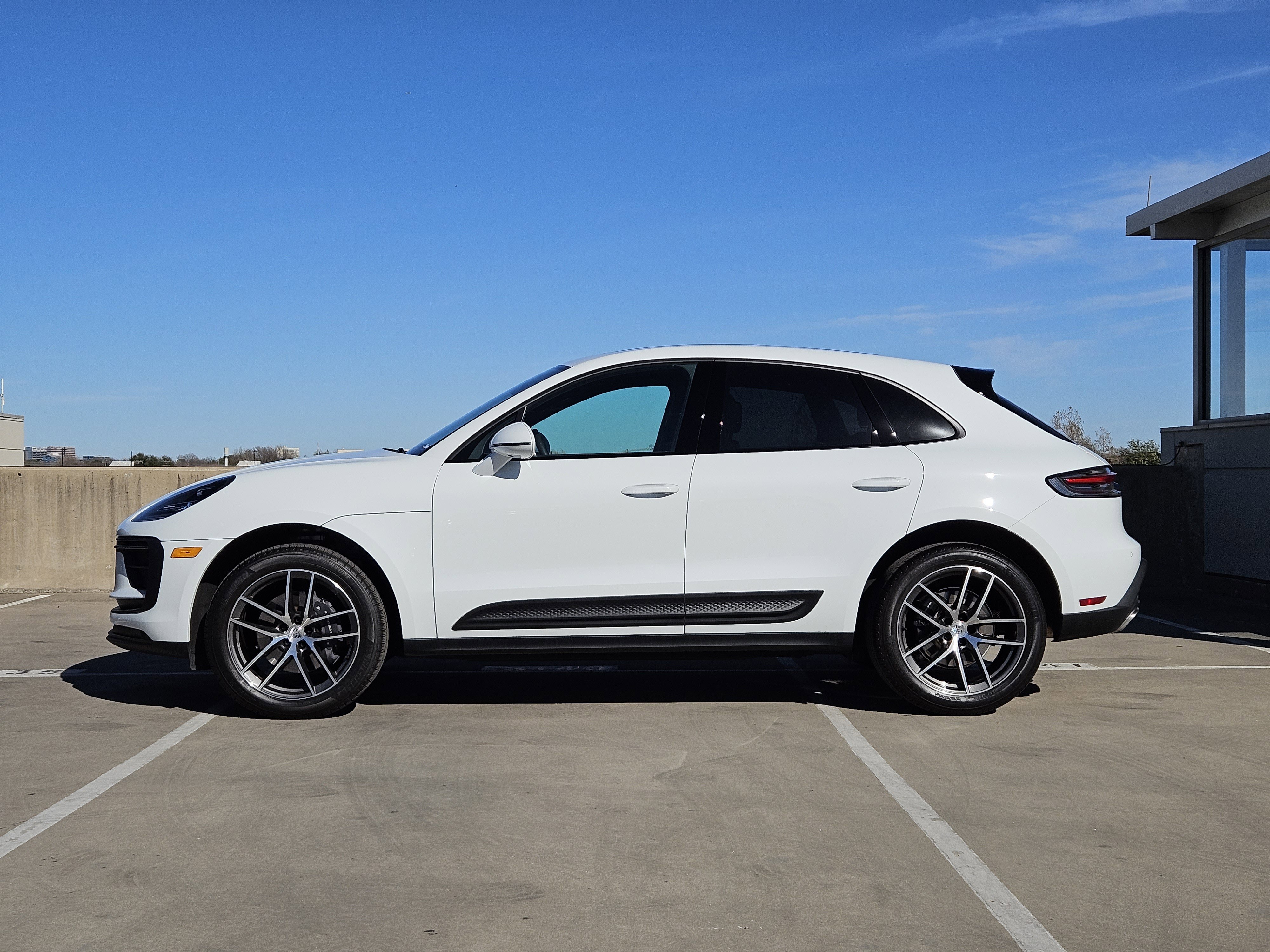 Certified 2025 Porsche Macan image 2