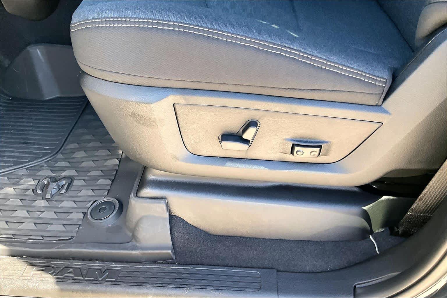 New 2027 RAM 3500 Big Horn AWD/4WD image 17