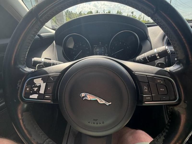 Used 2017 Jaguar XE Premium RWD image 9