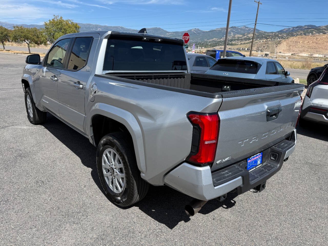 Used 2025 Toyota Tacoma SR5 AWD/4WD image 5