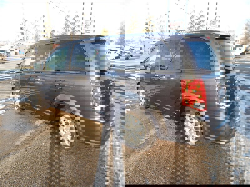 Used 2018 Dodge Grand Caravan SE w/ UConnect Hands-Free Group image 2