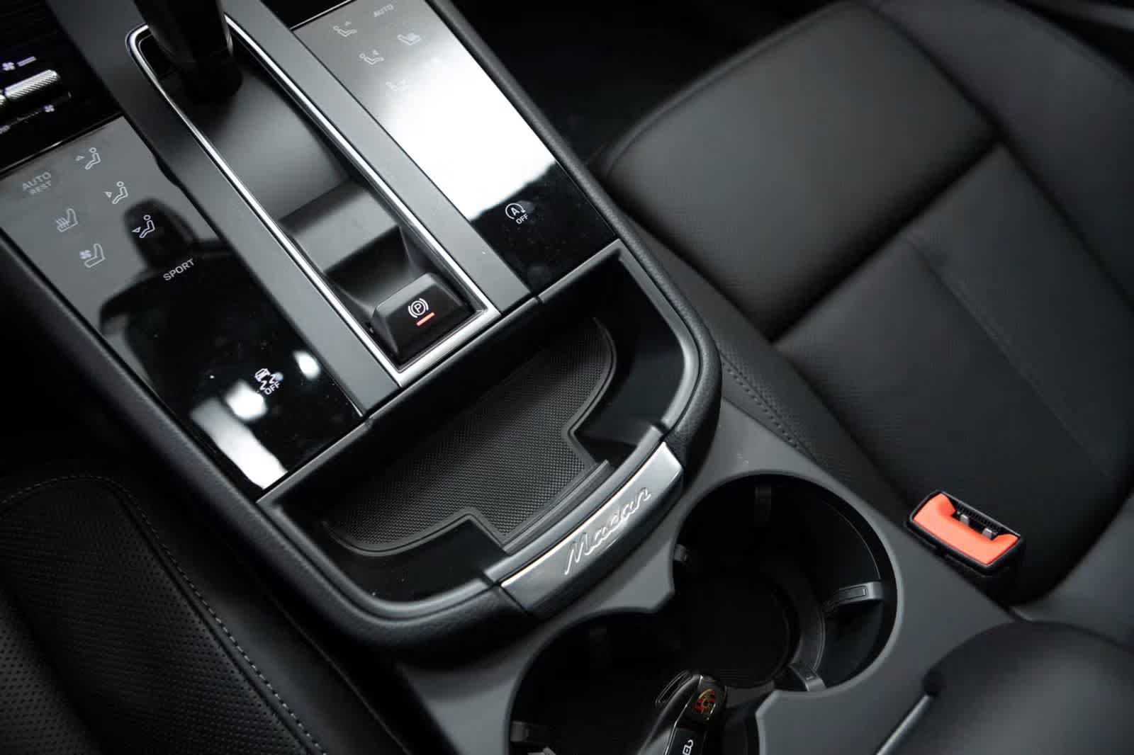 Certified 2026 Porsche Macan AWD/4WD image 33
