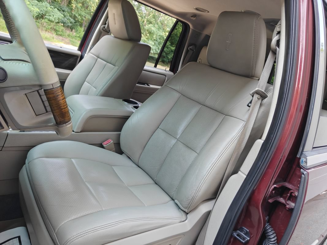 Used 2010 Lincoln Navigator 4WD image 9