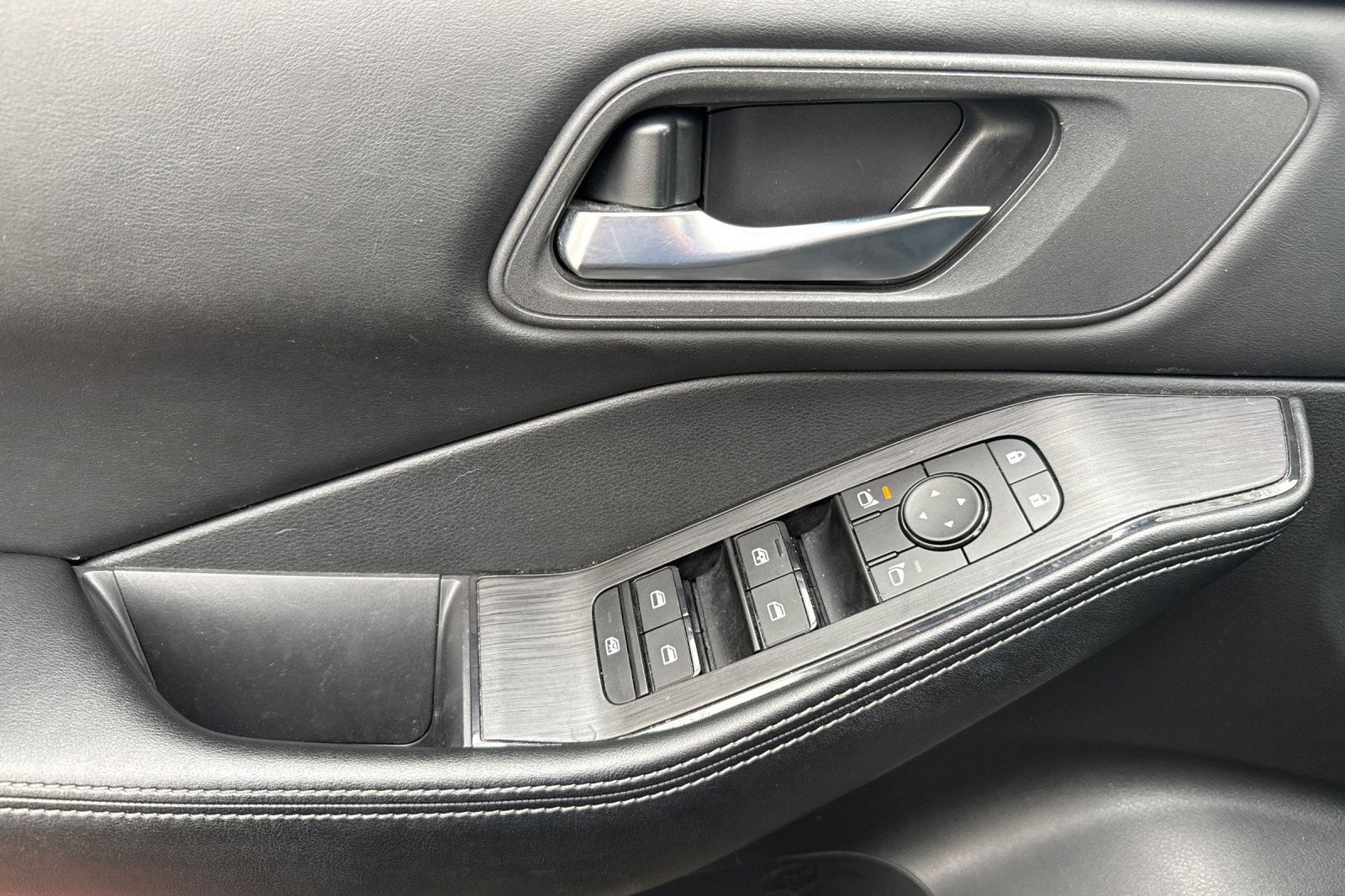 Used 2024 Nissan Rogue SV image 11