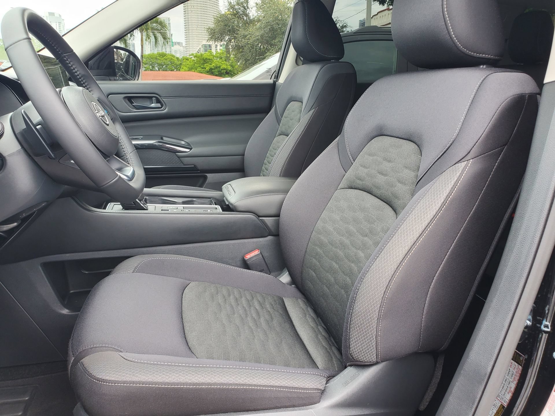 Used 2025 Nissan Pathfinder SV FWD image 21