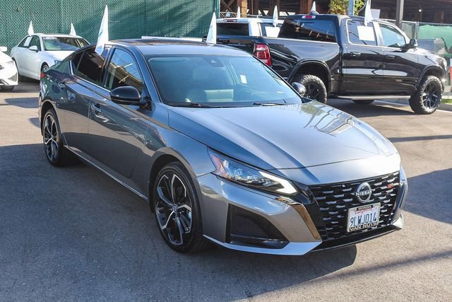 Used 2024 Nissan Altima 2.5 SR w/ SR Premium Package image 3
