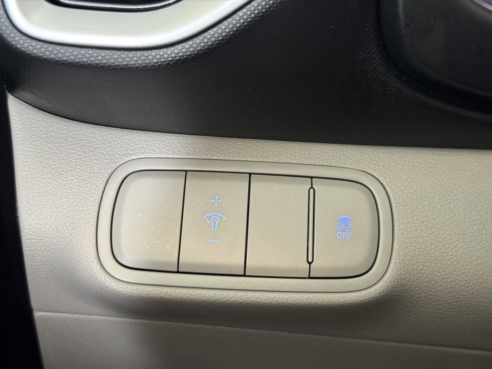 Used 2025 Hyundai Venue SEL image 20