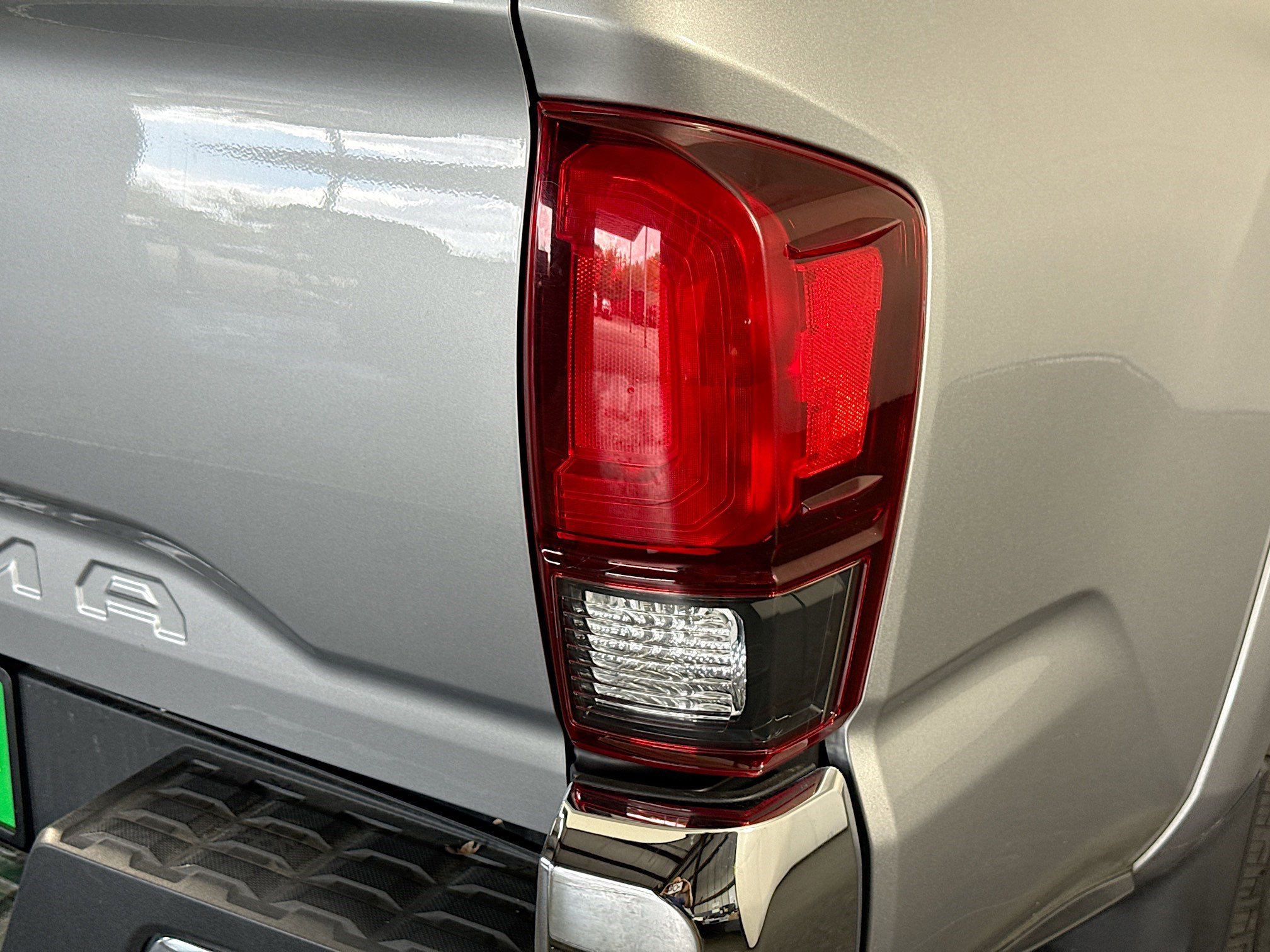 Used 2018 Toyota Tacoma SR5 w/ SR5 Appearance Package (SM) image 33