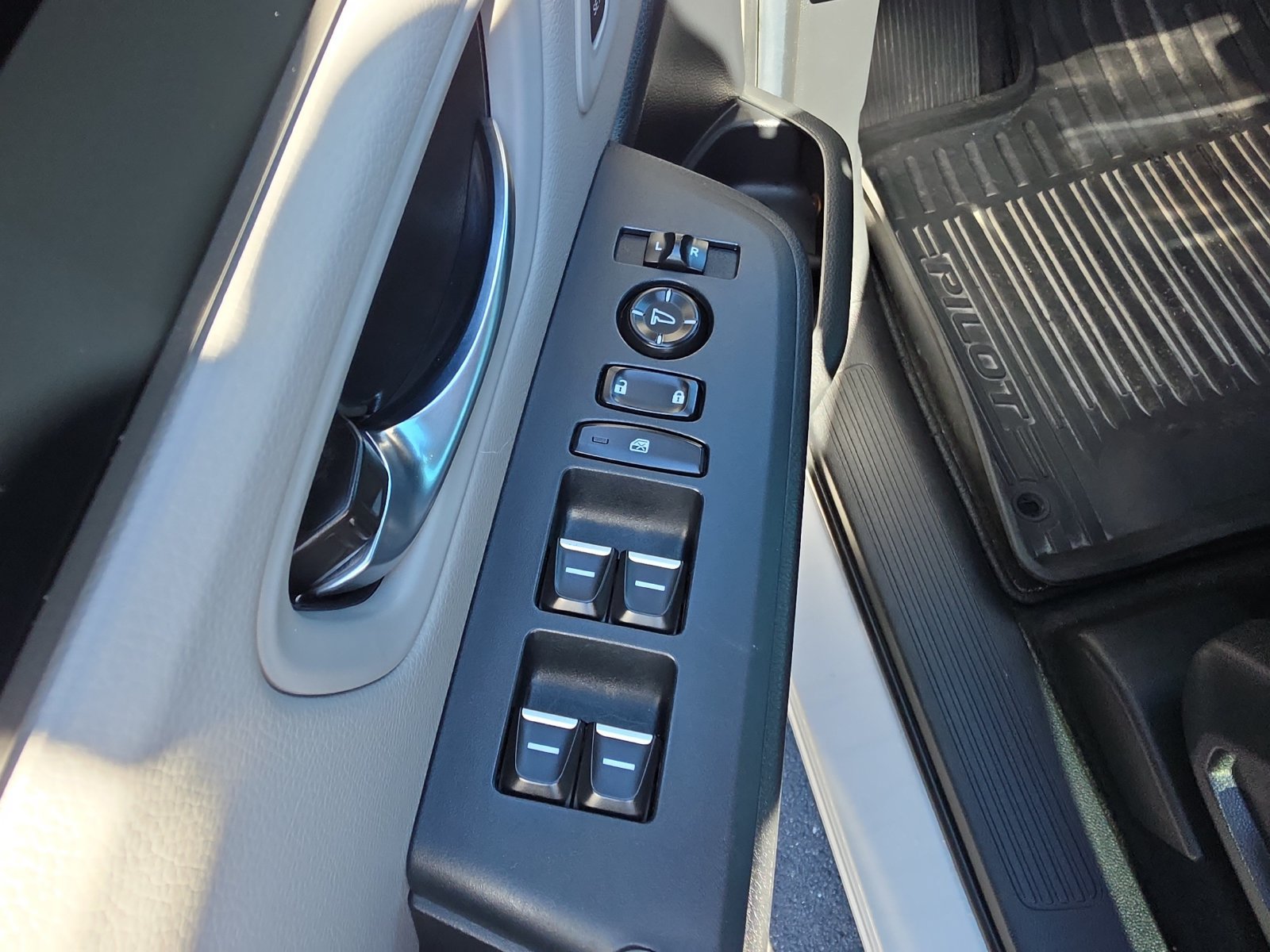 Used 2025 Honda Pilot EX-L image 17