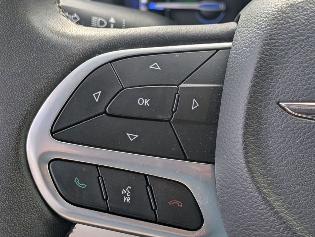 Used 2023 Chrysler Pacifica Touring-L image 27