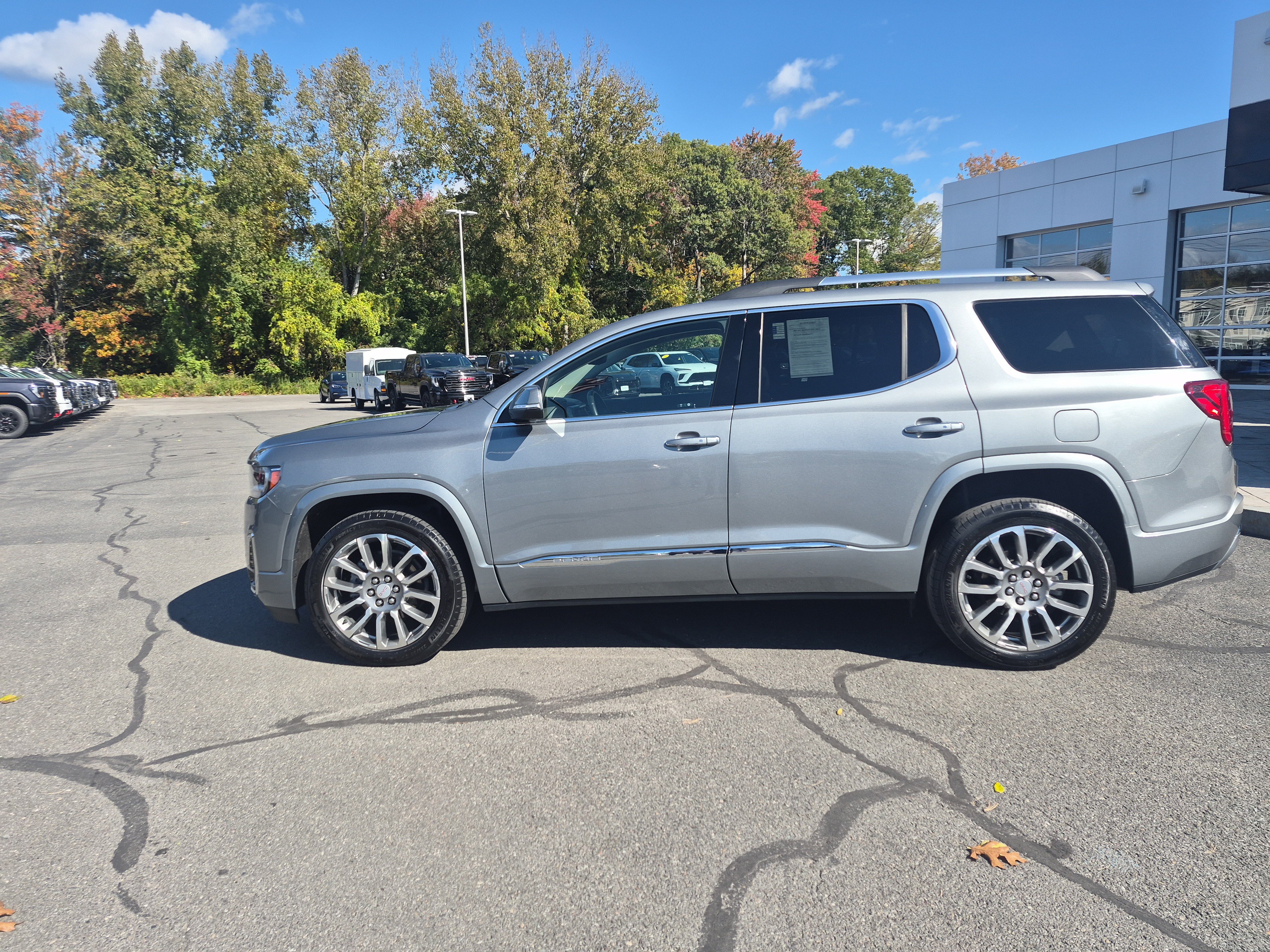 Used 2023 GMC Acadia Denali w/ Denali Ultimate Package AWD/4WD image 2