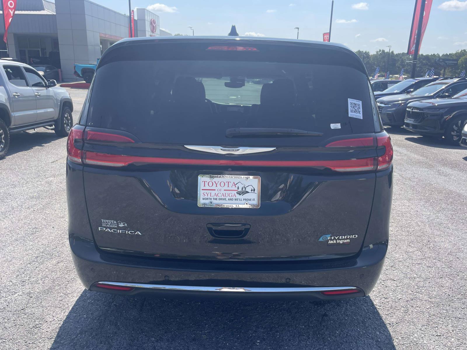 Used 2023 Chrysler Pacifica Touring-L FWD image 3