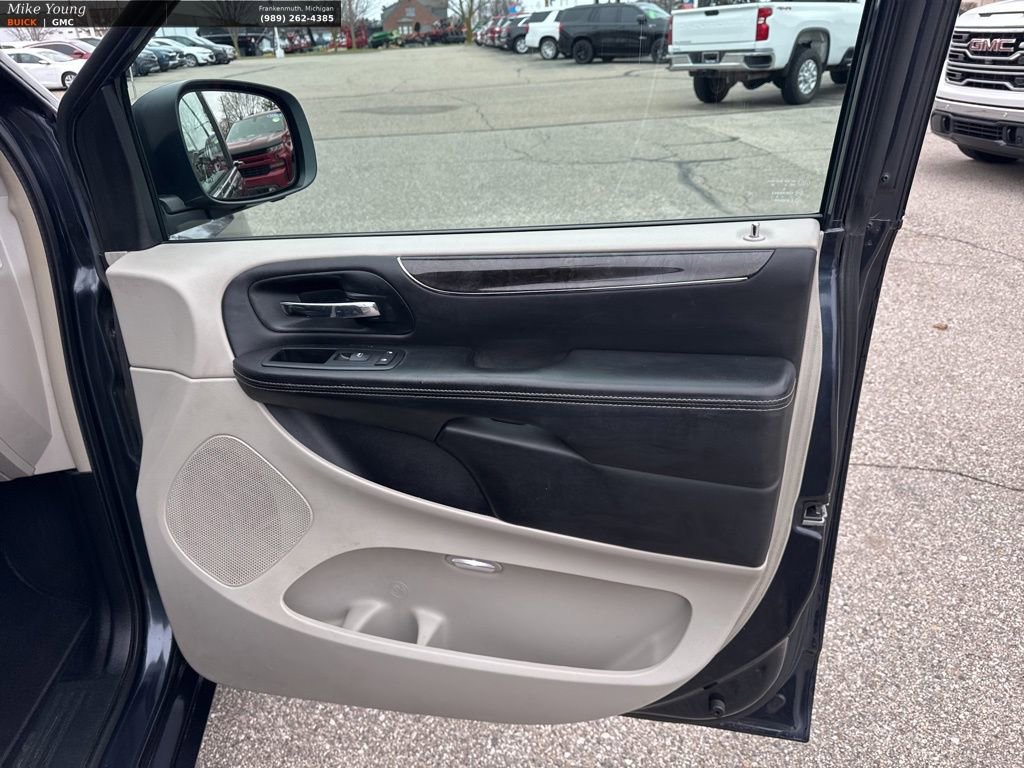 Used 2013 Chrysler Town & Country Touring image 40