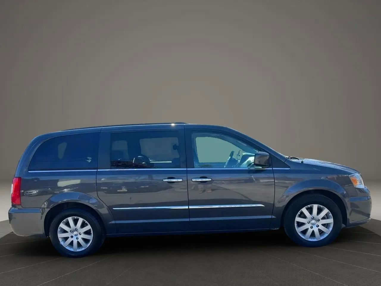 Used 2016 Chrysler Town & Country Touring w/ Driver Convenience Group image 4