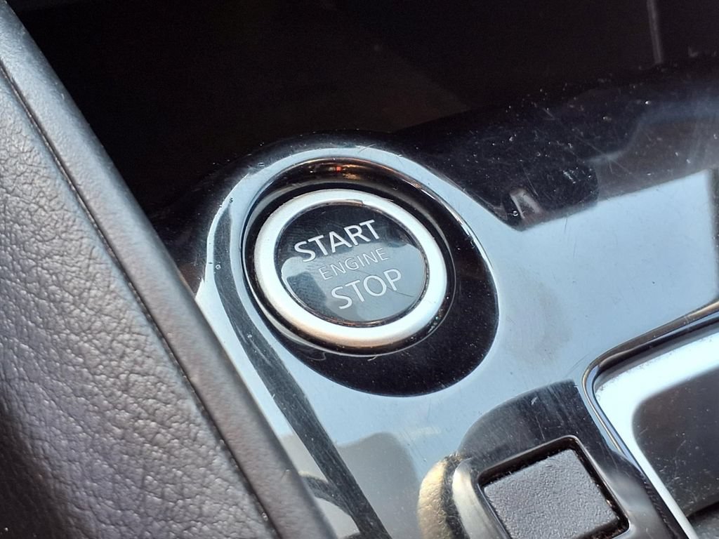 Used 2021 Nissan Versa SV FWD image 9