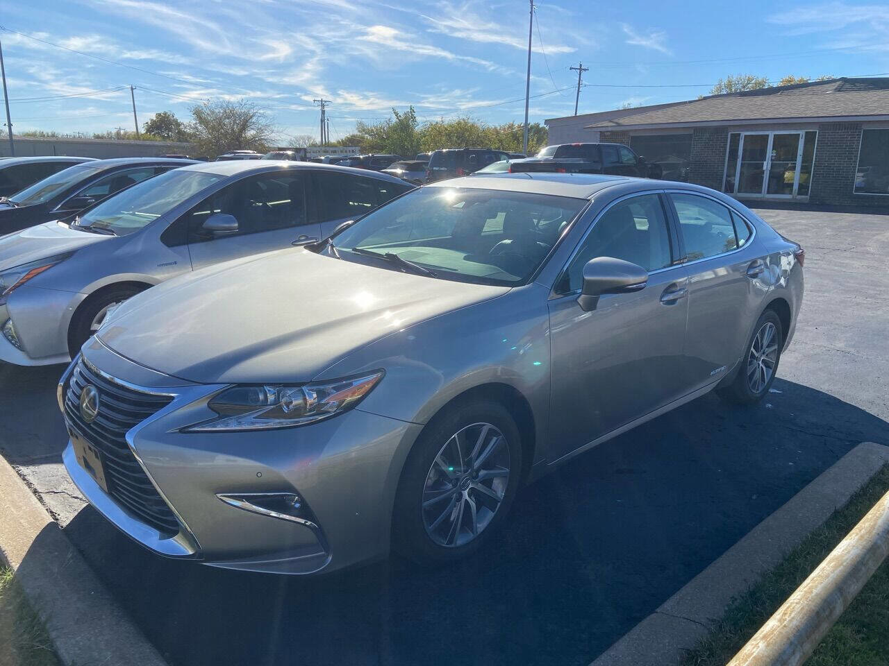 Used 2016 Lexus ES 300h image 2