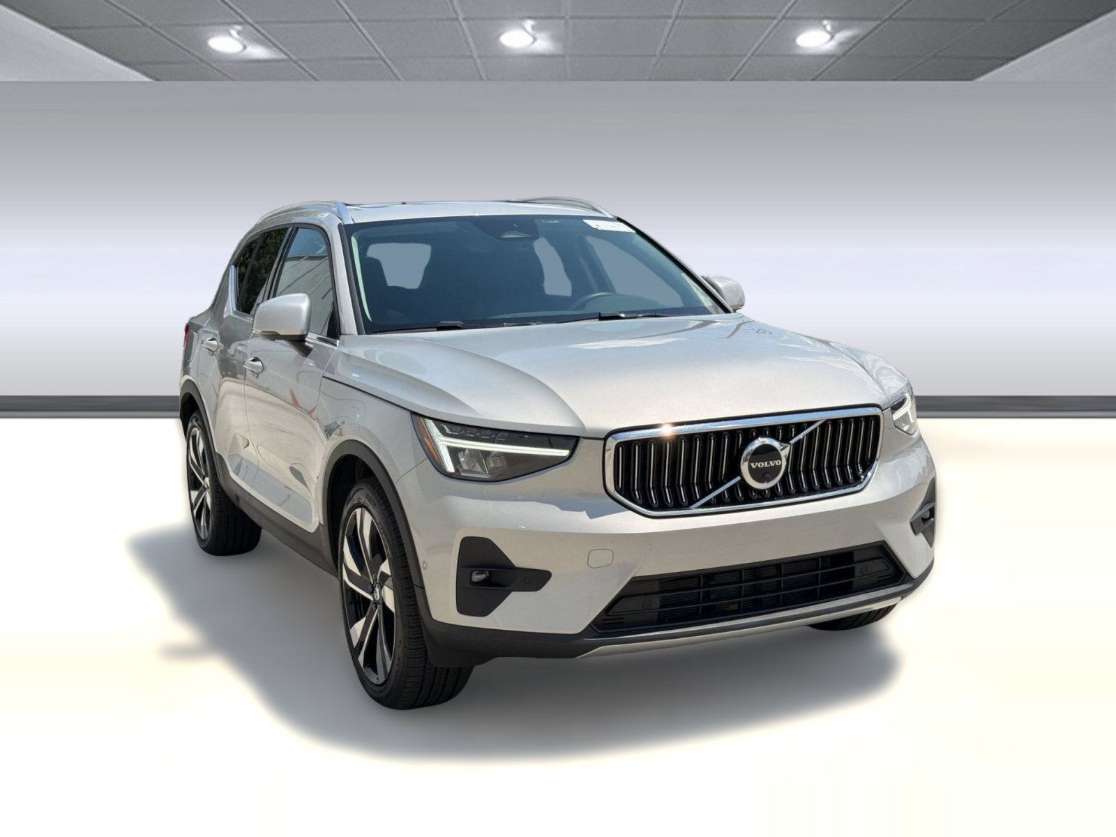Used 2023 Volvo XC40 B4 Plus w/ Protection Package Premier FWD image 7