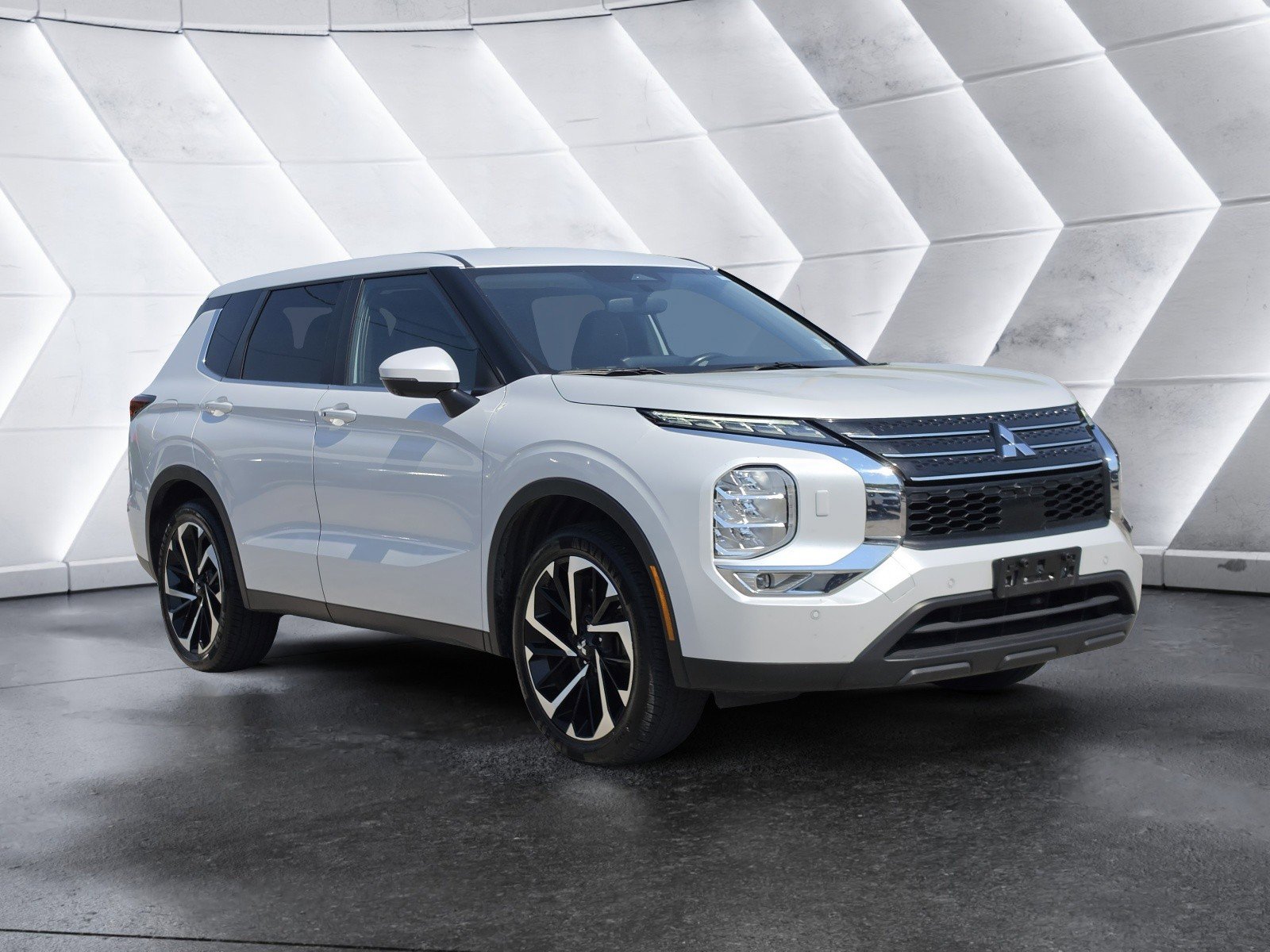 Used 2024 Mitsubishi Outlander SE image 2