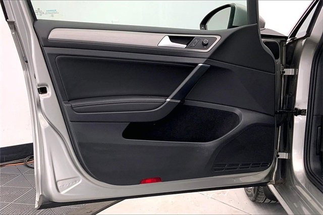 Used 2017 Volkswagen Golf 4-Door image 23