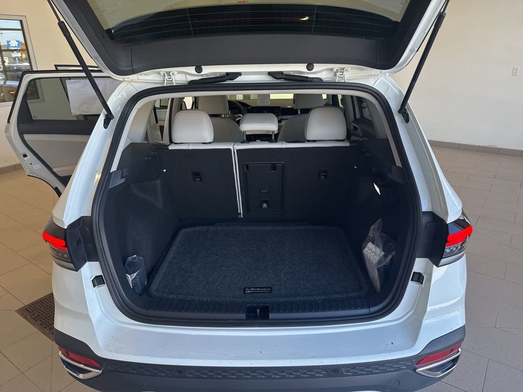 Used 2025 Volkswagen Taos SE w/ Panoramic Sunroof Package image 18