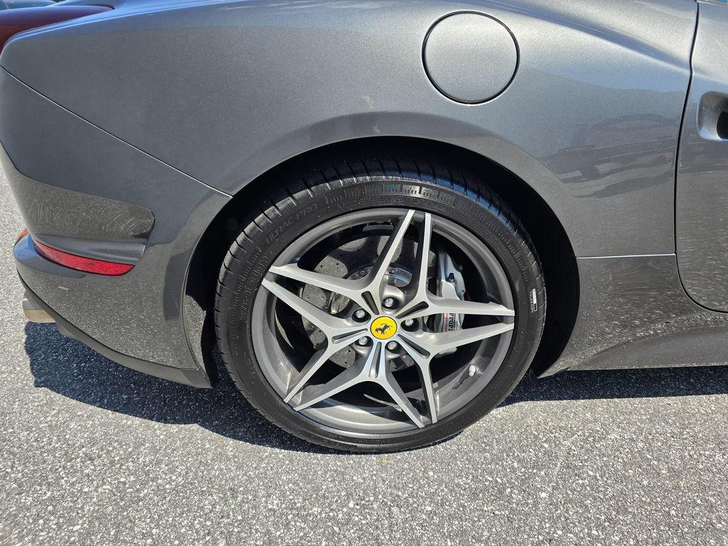 Used 2015 Ferrari California T RWD image 13