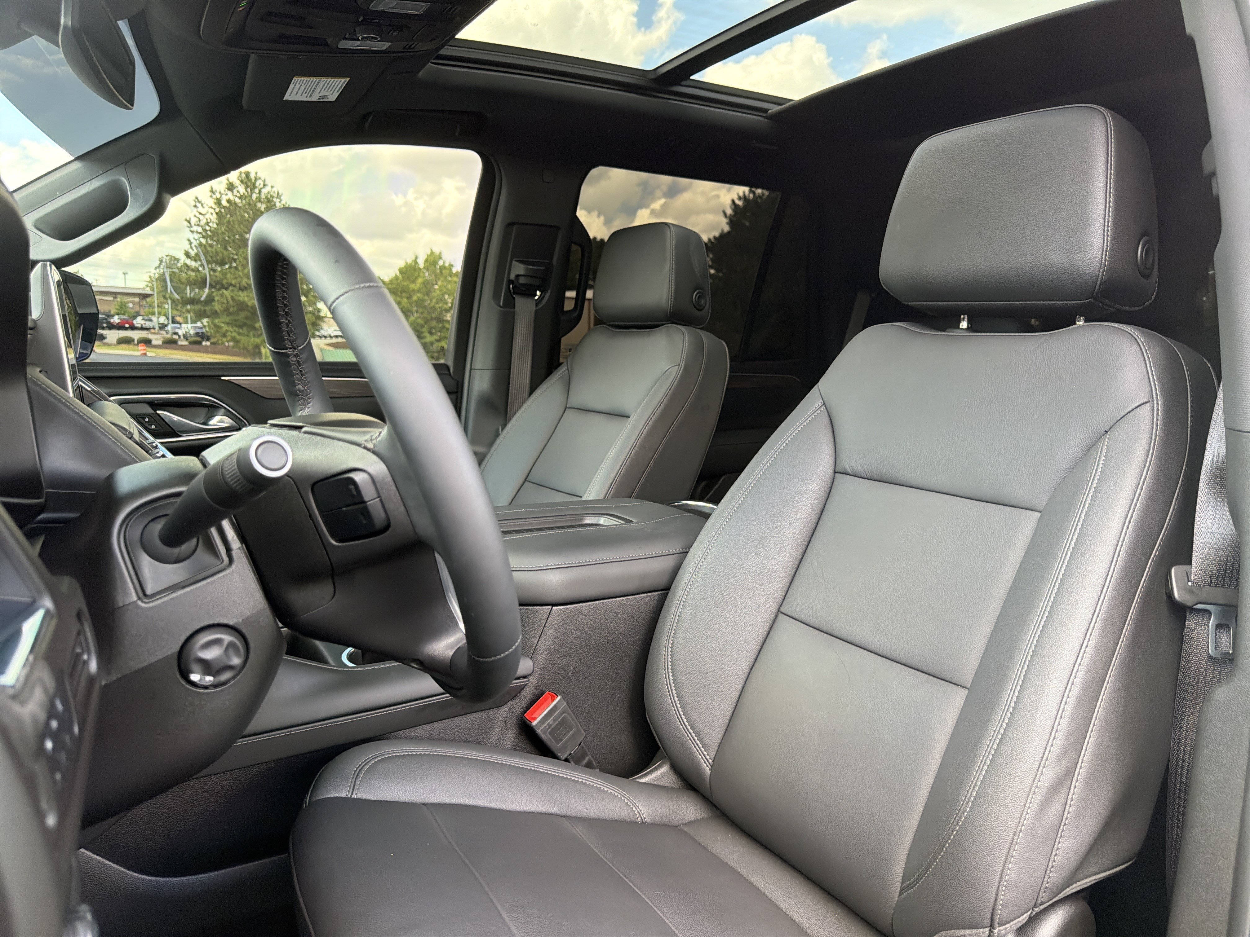 Used 2023 Chevrolet Tahoe Z71 w/ Luxury Package AWD/4WD image 7
