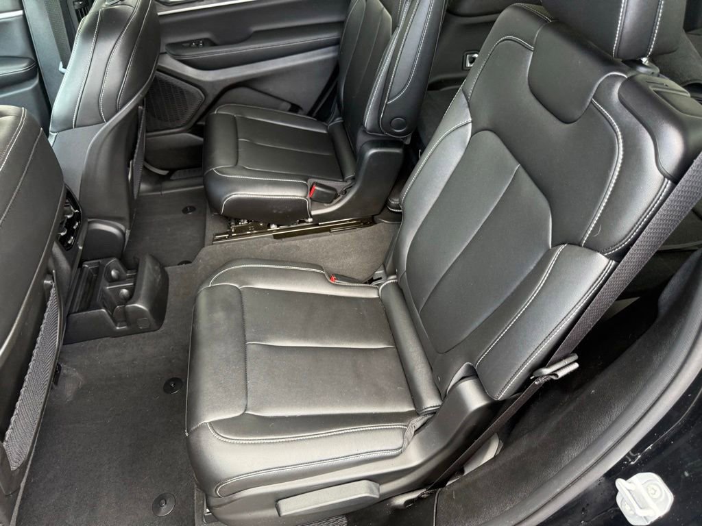 Used 2023 Jeep Grand Cherokee L Limited AWD/4WD image 33